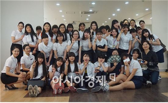 광주여자대학교는 지난 22일  전남 나주 영산포여자중학교 여학생 60명이 참여한 가운데 제7차 예비승무원체험 프로그램을 운영했다고 밝혔다. 사진제공=광주여자대학교