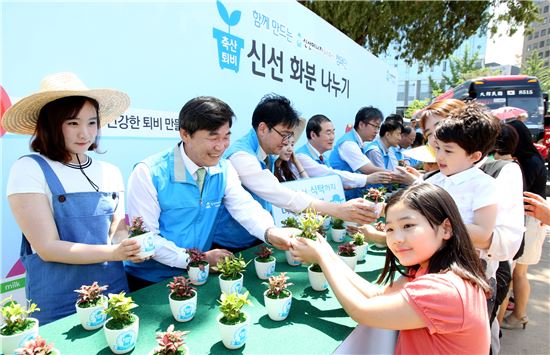 축산자조금연합은 27일 광화문 시민열린마당에서 축산 가축분뇨를 퇴비화해 만든 화분을 시민들에게 나누는 행사를 진행했다.