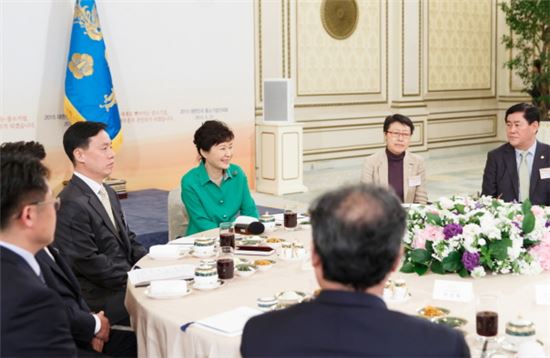 박근혜 대통령이 27일 청와대 영빈관에서 열린 일자리 창출을 위한 중소기업인과의 오찬에 참석하고 있다. (사진제공 : 청와대)