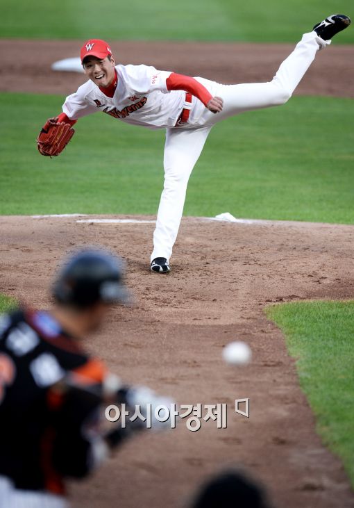 [포토]롯데 타선 상대하는 SK 선발 김광현