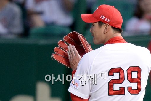 [포토]박수치는 김광현, '병살 처리 좋았어'
