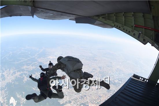 공군 홍보대사 김병만 4000m서 낙하