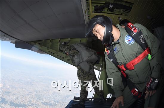 공군 홍보대사 김병만 4000m서 낙하