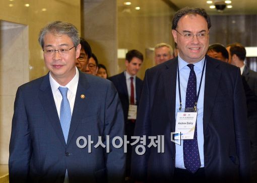 [포토]한·영 금융협력포럼 참석하는 임종룡-앤드류 베일리