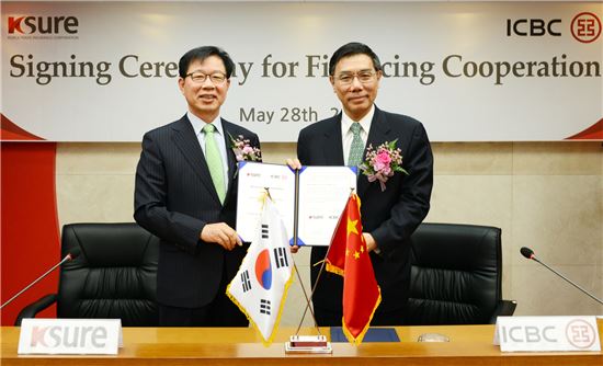 김영학 무역보험공사 사장(사진 왼쪽)는 28일 서울시 종로구 서린동 무역보험공사 본사에서 장젠칭 중국 공상은행 회장과 아시아 인프라 프로젝트 진출지원을 위한 무역보험 20억달러 사전 신용공여 업무협약을 체결했다.
