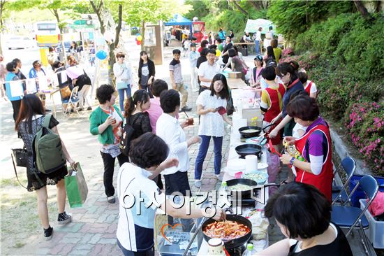 광주시 광산구 운남동 주민들이 임방울대로 주변 거리 숲에서 작은 축제를 열었다.
