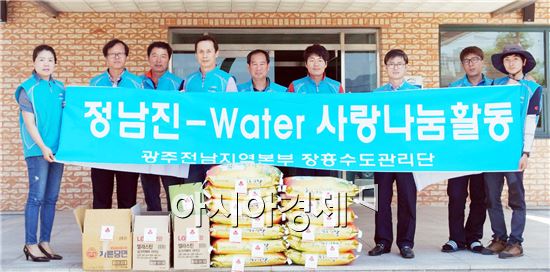 K-water 장흥수도관리단(단장 윤재흥)은 27일 장흥군 장흥읍에 거주하는 저소득층 아동가구 13세대를 대상으로 100만원 상당의 쌀과 생필품을 전달했다.