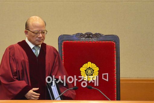 [포토]착석하는 박헌철 헌법재판소장 