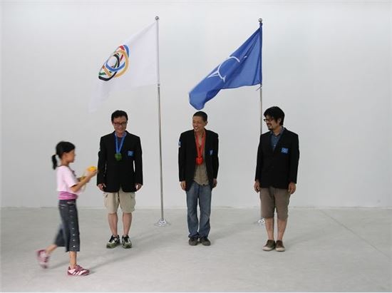 '시징 올림픽, 2008', 혼합매체, 싱글 채널 비디오, 컬러, 사운드, 35분