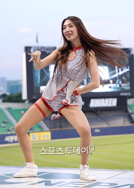[포토] KT 치어리더, 유연하게 쩍벌댄스~