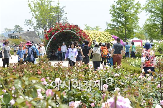 순천시는 28일 오후 5시 45분 올해 누적 관람객 200만명을 돌파했다고 밝혔다.
