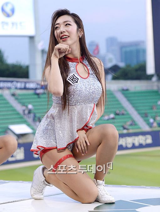 [포토] KT 치어리더, 핫팬츠 입고 섹시 포즈~