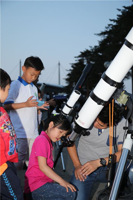 천체망원경으로 별을 관찰하는 어린이들