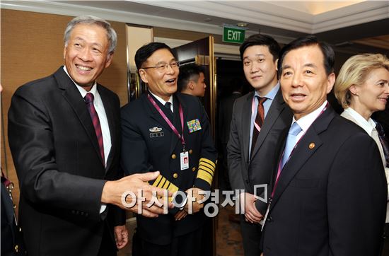 한민구 국방장관, 일본과는 자위대·미국과는 탄저균 논의