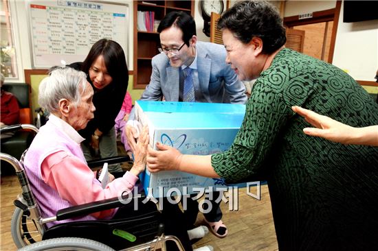 [포토]광주시 동구, 장수 축하금 및 정부 물품 전달