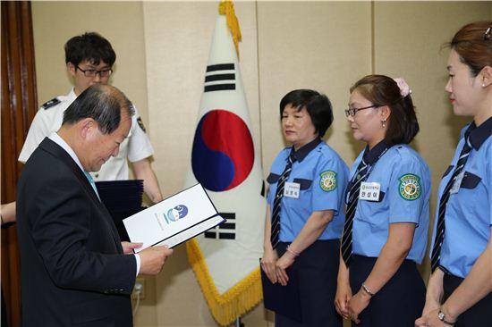 박홍섭 마포구청장이 녹색어머니회 회장단에게 위촉장을 수여하고 있다. 