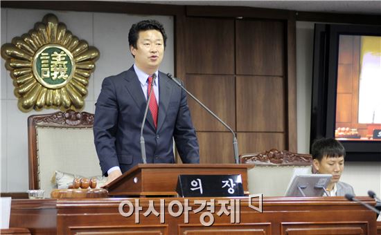 순천시의회 김병권 의장이 개회사를 하고있다.