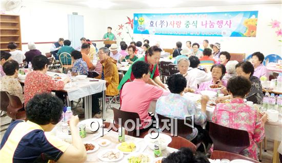 광주시 광산구 신가동 새마을협의회·부녀회(회장 박기준, 배수영)는 29일  회원 20여명이 참가한 가운데 ‘어르신 닭죽 나눔 행사’를 열었다. 
