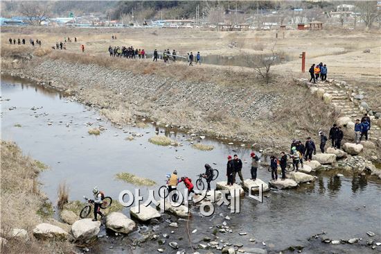 장흥군(군수 김성)은 장흥댐 둘레길을 트레킹과 산악자전거 코스로 개발한다.