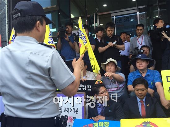 현명관 회장 '거짓말'에 열받은 용산 주민들 "화상경마장 봉쇄"