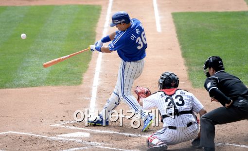 [포토]이승엽, '첫 타석부터 장타!'