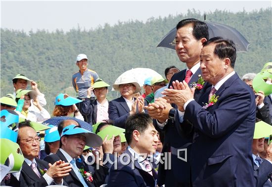 안병호 함평군수(오른쪽)와 정수길 함평군의회 의장이 내빈들이 소개 될 때마다  박수를 치면서 환영을 하고있다. 노해섭 기자 nogary@