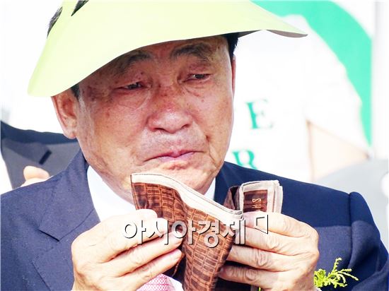 안병호 함평군수가 자작헌시 '해야 솟아라"를 이 은 시인이 낭송을 하자 눈물을 홈치고있다. 노해섭 기자 nogary@