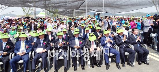 동함평산단 준공식에 이낙연 전남도지사, 이개호, 안규백, 이윤석, 주영순, 정진후 국회의원, 이용섭 한반도미래연구원장, 박래학 서울특별시의회의장, 정수길 군의회의장, 기관사회단체장, 군민 등 4000여 명이 참석해 축하했다.
노해섭 기자 nogary@