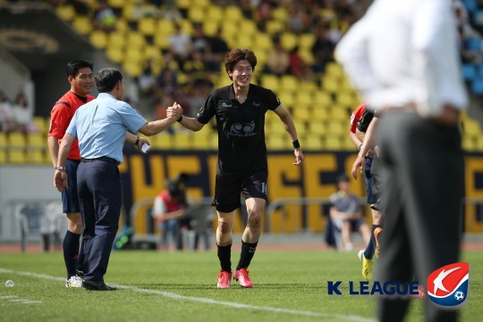 '황의조 멀티골' 성남FC, 선두 전북에 2-1 역전승