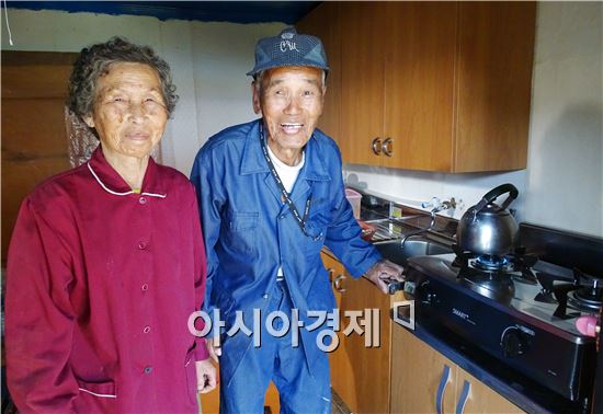 전라남도 함평군 학교면 대곡마을 산기슭에서 부모님, 할아버지 할머니 증조부까지 3대의 선조를  모시고 26년째 시묘살이를 하고 있는 김후덕(95)·심정숙(83)씨부부가 26만에 설치된 가스렌지앞에서 환하게 웃고있다. 노해섭 기자 nogary@