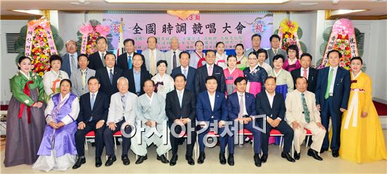 ㈔대한시조협회 고창지회(지회장 정재선)가 주관한 제13회 전국시조경창대회가 판소리의 고장인 고창군(군수 박우정)에서 지난 5월 30일 고창신협 3층에서 열렸다.
