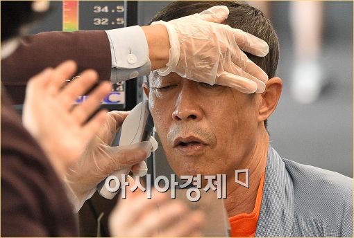 [포토]정밀체온 측정 검사 받는 입국객