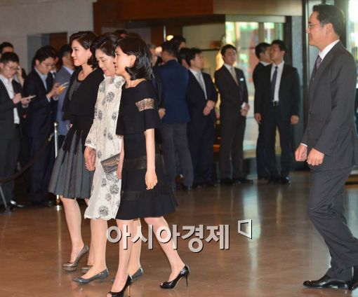 삼성 오너 일가가 1일 호암상 수상자 축하 만찬에 참석하기 위해 신라호텔로 들어서고 있다.
