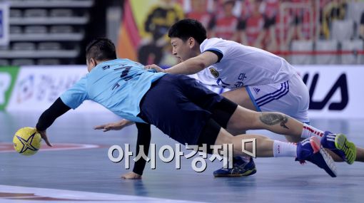 [포토]치열하게 다투는 정수영과 강전구