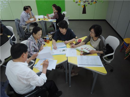 2090지혜아카데미 방문학습교사들이 학습프로그램에 대한 토의를 하고 있다.(사진=서울인생이모작지원센터) 