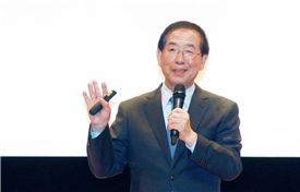 대전시 직원들을 대상으로 ‘서울시의 소통과 혁신사례’란 주제의 특강을 하고 있는 박원순 서울시장.