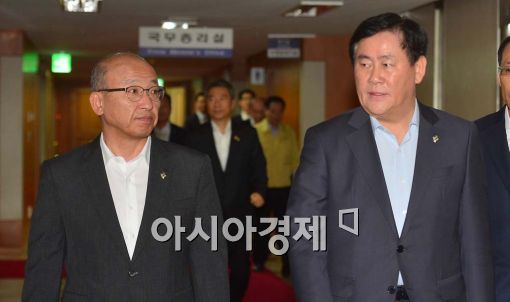 [포토]굳은 표정의 최경환-문형표 