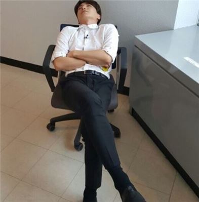 화이트스완 이특 "자다가 도촬"…묘한 균형자세 '폭소'