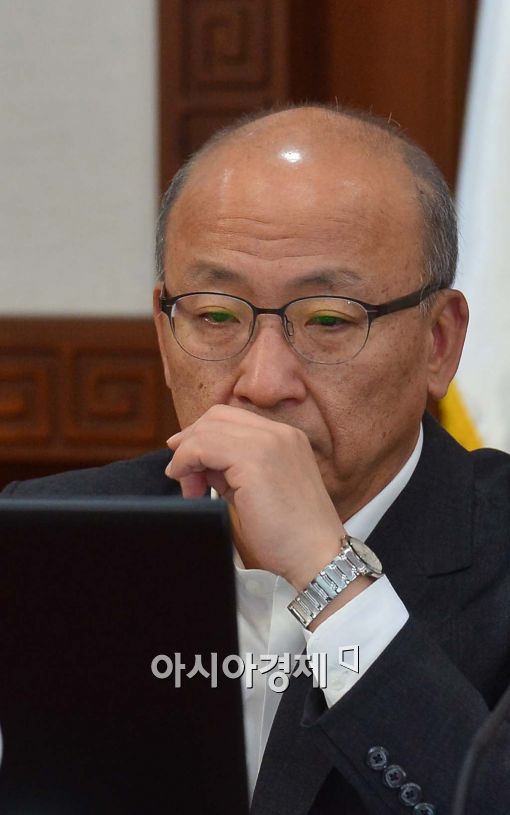 [포토]문형표 보건복지부 장관 '고심' 