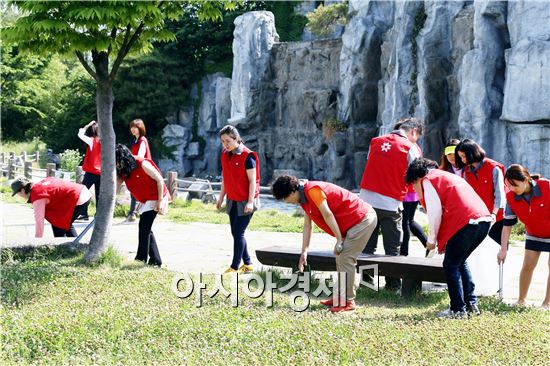 광주신세계, 광주천 산책로 가꾸기 운동 2년째 실천