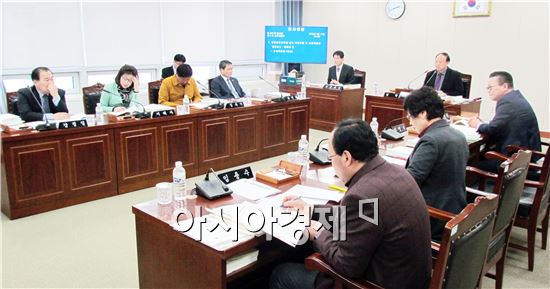 전라남도의회 교육위원회(위원장 김 탁 의원)는 지난 4월 전남교육 현안과제를 선정하고, 6월부터 매달 ‘정책의회, 연구의회, 책임의회’구현을 위한 전라남도의회 교육위원회 의원 교육정책 연구발표 계획을 수립 발표했다.
