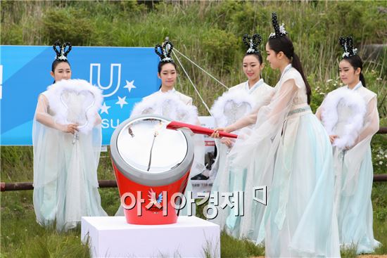 광주U대회 조직위는 대회 개막 D-30일을 하루 앞둔 6월 2일 무등산 장불재에서 국내 성화 채화식을 가졌다. 