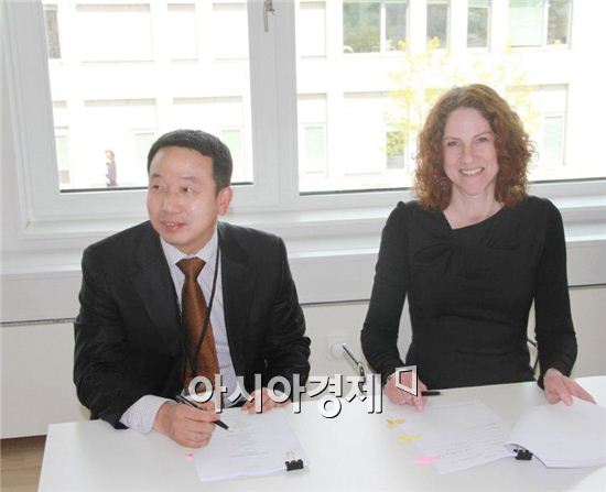 박병덕 네오팜 대표(왼쪽)과 기타 아보 레오파마 대표(오른쪽)이 스킨케어 공급계약을 체결하고 있다. 