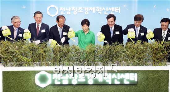 [포토]대나무에 물을 주는 박근혜 대통령