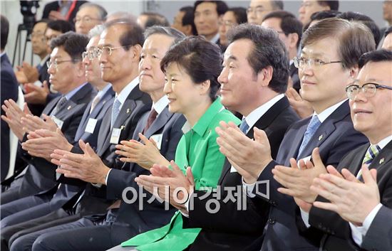 [포토]박수치는 박근혜 대통령