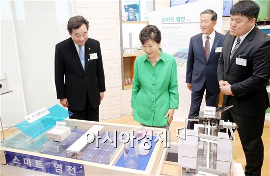 [포토]스마트염전에 대해 설명 듣고있는 박근혜 대통령