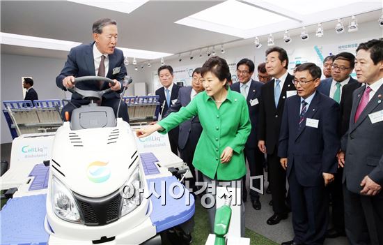 [포토]이앙기 살펴보는 박근혜 대통령