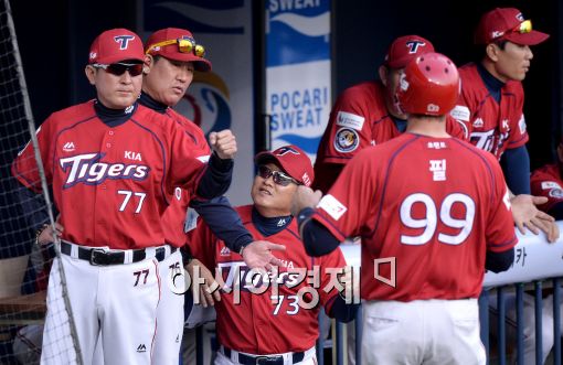 [포토]김기태 감독, '필, 적시타·득점 모두 좋았어'