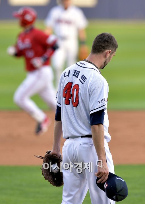 [포토]고개 떨구는 '니느님' 니퍼트