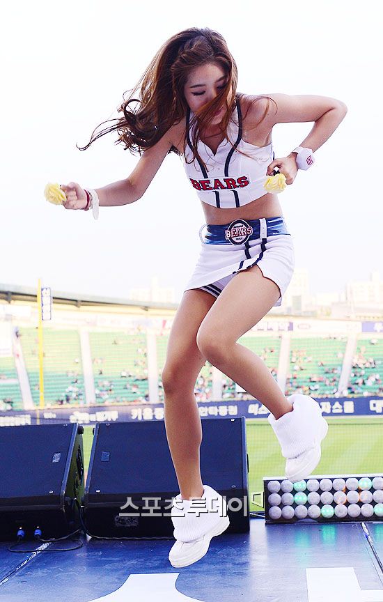 [포토] 두산 치어리더, 승리 부르는 점프!